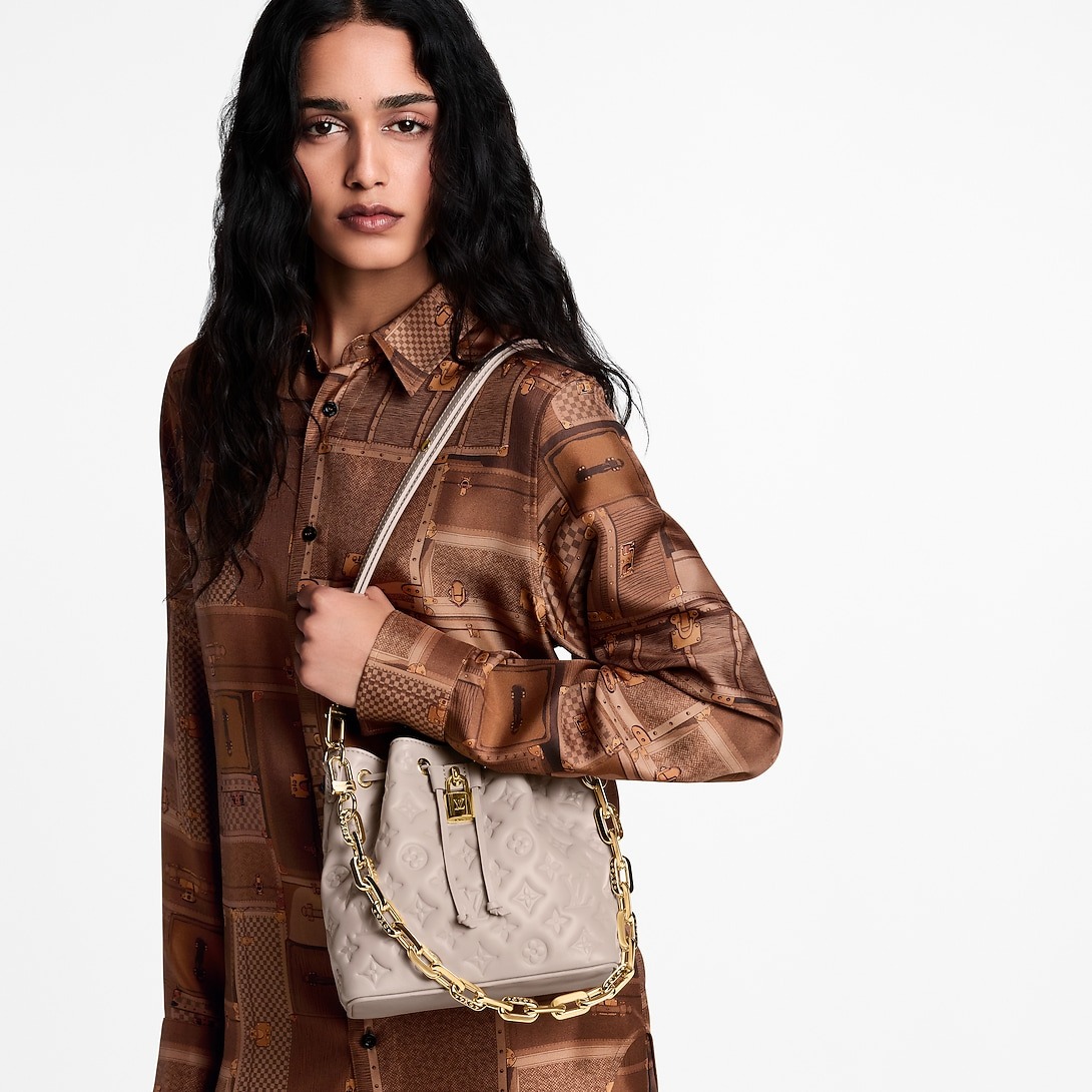 Louis Vuitton Coussin Bucket Shoulder Bag 7.9in/ 20cm Beige Gold Hardware For Women M26530